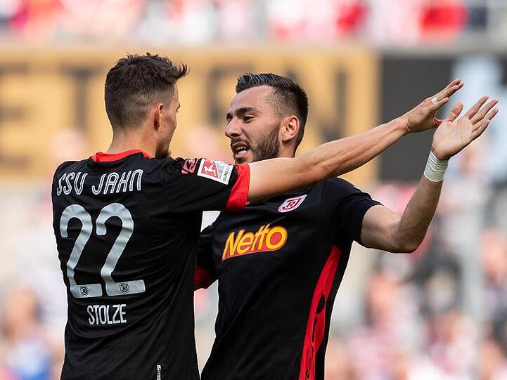 1. FC Köln - Jahn Regensburg. Regensburgs Sebastian Stolze und Sargis Adamjan (r) jubeln nach dem Treffer zum 0:2. Foto: Marius Becker