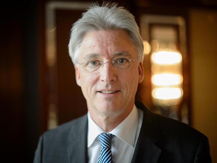 Ulrich Schellenberg schaut in die Kamera. Foto: Sina Schuldt/dpa/Archivbild
