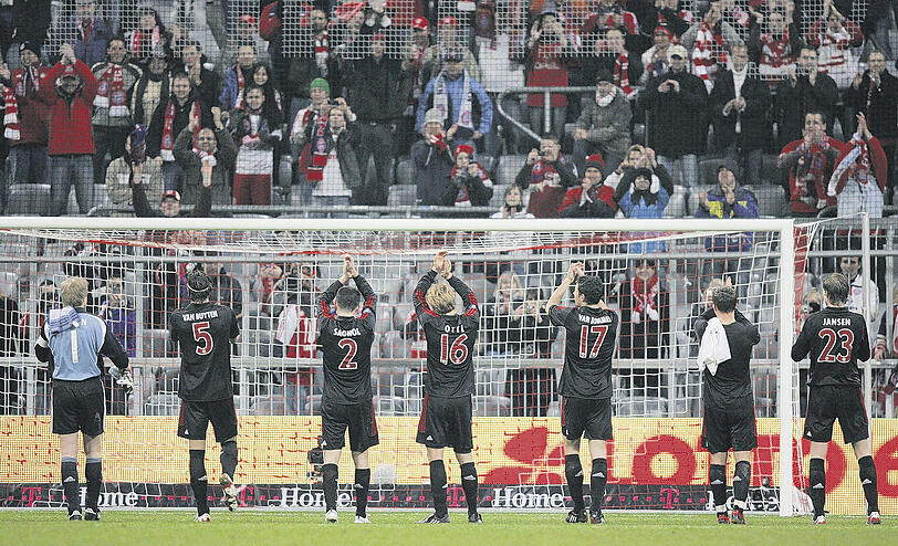 "Eine Gala" - Die Bayern lassen sich nach dem 5:1 über Aberdeen feiern.