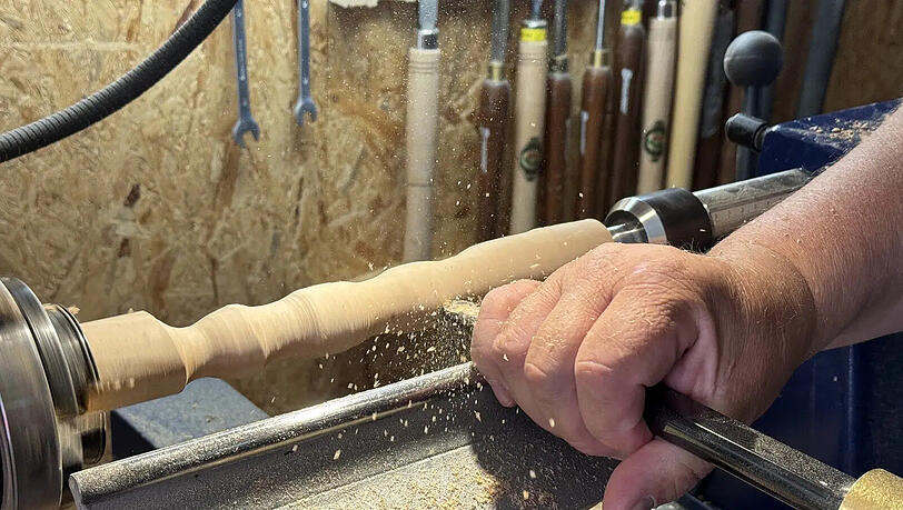 Hier wird ein Dildo gedrechselt, die gekrümmten werden gefräst. Aus den Überresten von Arbeiten an Urnen.
