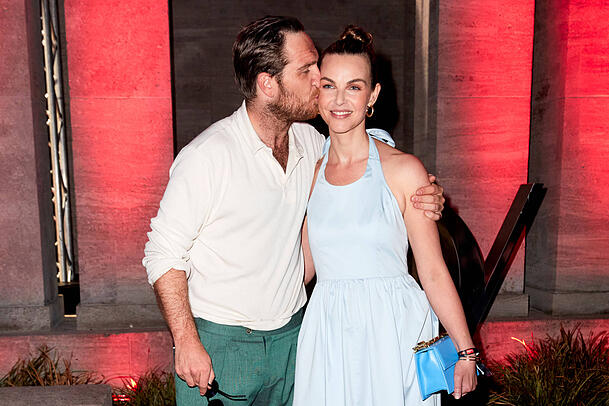 Halten fest zusammen: Frederick und Annika Lau. Das Paar hat drei gemeinsame Kinder.