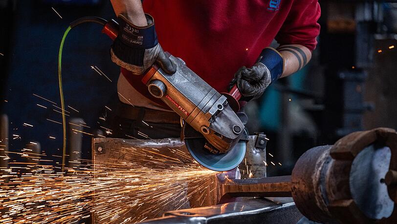 M&auml;nner arbeiten in Technik und Fertigung, Frauen in Gesundheits- und Sozialberufen: Der Arbeitsmarkt in Bayern zeigt deutliche Unterschiede nach Geschlechtern. (Symbolbild)