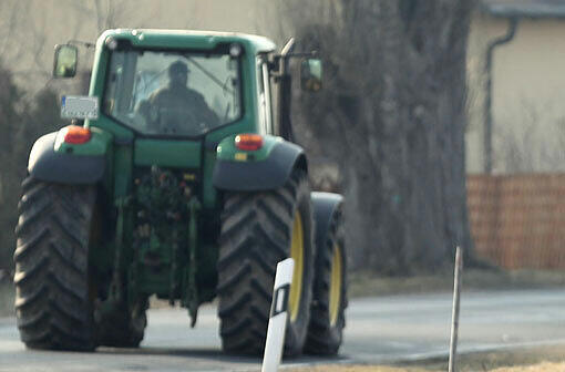Und ein weiterer Landwirt sagte zu einem Prüfer: &bdquo;Brauchst
nicht genau schauen bei meinem Traktor &ndash; mit dem fahre ich nur im
Obstgarten.&ldquo;