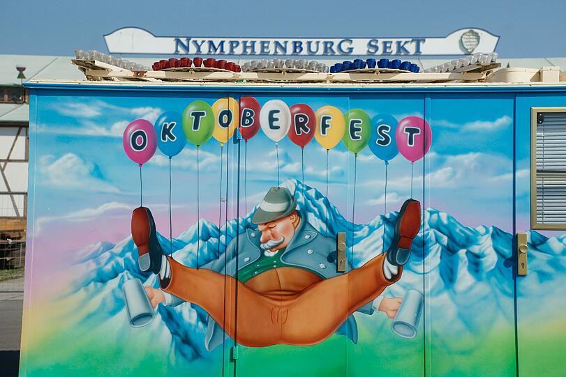 Der Nymphenburger Sekt steht schon bereit - damit die Wiesngäste auch bald so seelig schlummern können.