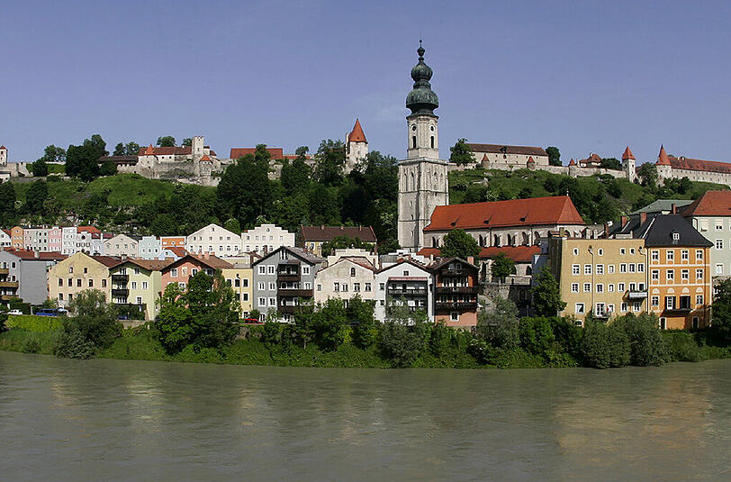 In Burghausen hat ein Fischer eine Leiche in der Salzach entdeckt.