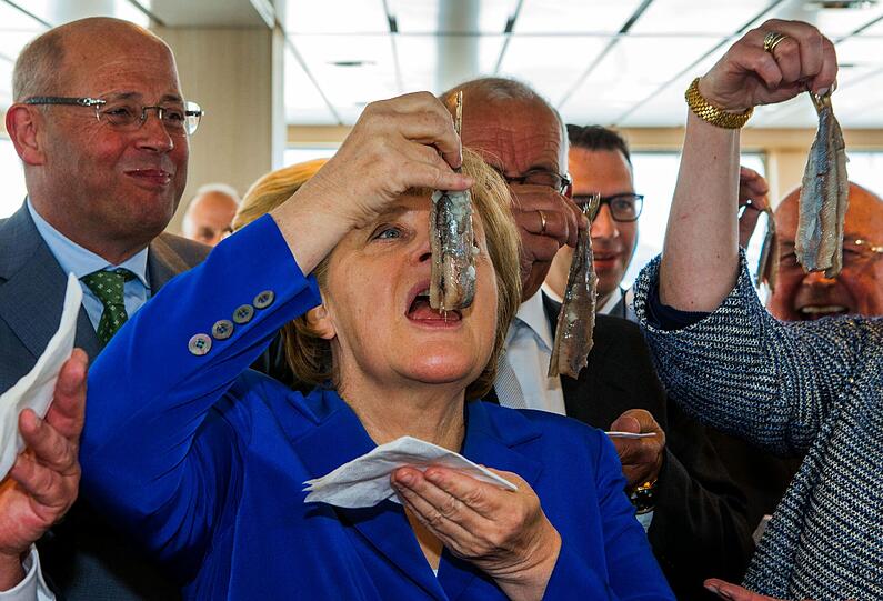 Elbogen nach außen, die Hand nach oben und den Fisch in einer geraden Linie in den Mund gleiten lassen.