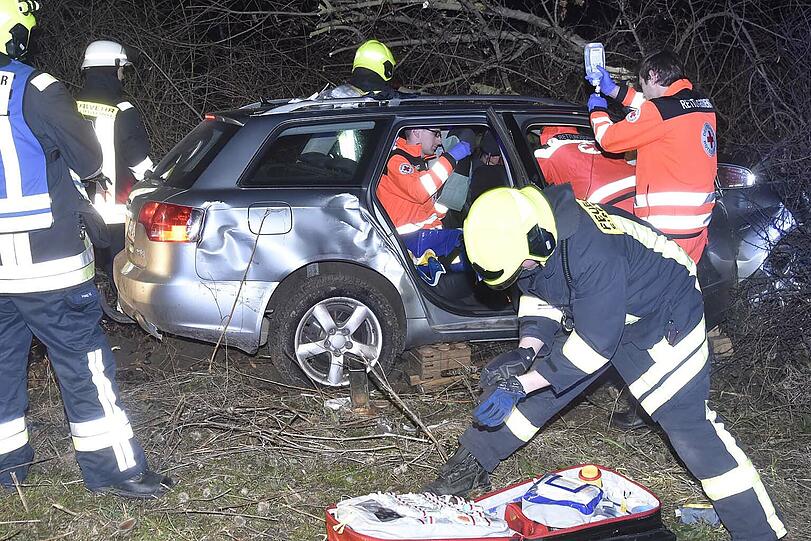 Horror-Crash auf der B304. Eine Frau wurde bei dem Unfall schwer verletzt.