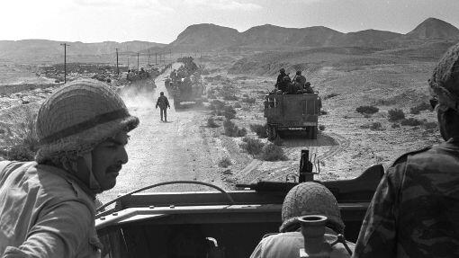 Israelische Soldaten rücken im Juni 1967 auf dem südlichen Sinai auf ägyptischen Stellungen vor.