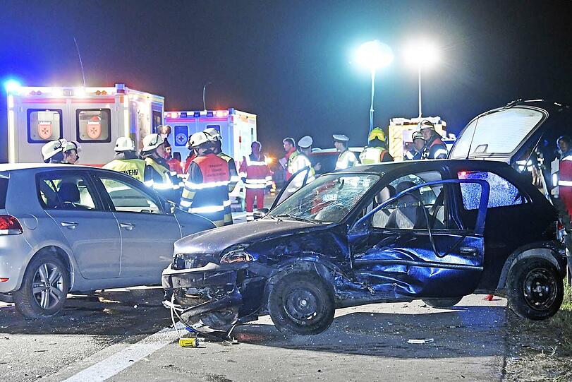 Trümmer und Autowracks auf der A95: Die Bilder vom Bergungseinsatz.