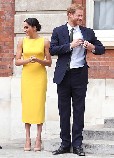 Herzogin Meghan sichtlich gut gelaunt im gelben Sommerkleid beim Commonwealth Empfang.