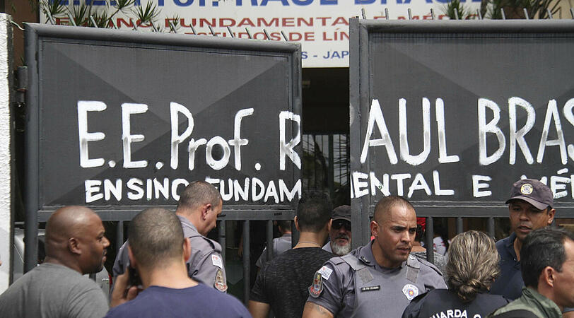 Polizisten bewachen den Eingang der Raul Brasil State School. Zwei vermummte Jugendliche hatten die Schule gestürmt und das Feuer eröffnet.