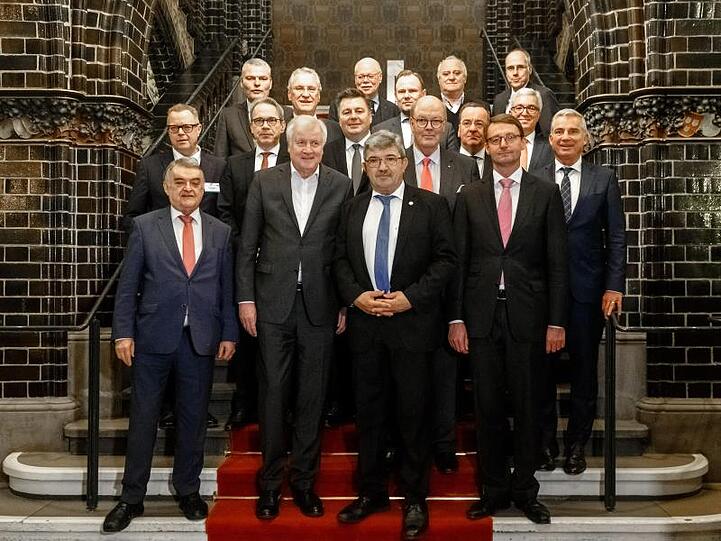 Die Innenminister der Bundesländer versammeln sich zum Gruppenbild im Lübecker Rathaus.