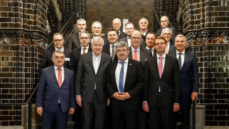 Die Innenminister der Bundesländer versammeln sich zum Gruppenbild im Lübecker Rathaus. Die Innenminister der Bundesländer versammeln sich zum Gruppenbild im Lübecker Rathaus.