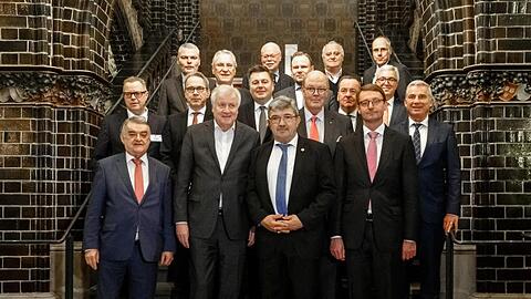 Die Innenminister der Bundesländer versammeln sich zum Gruppenbild im Lübecker Rathaus.