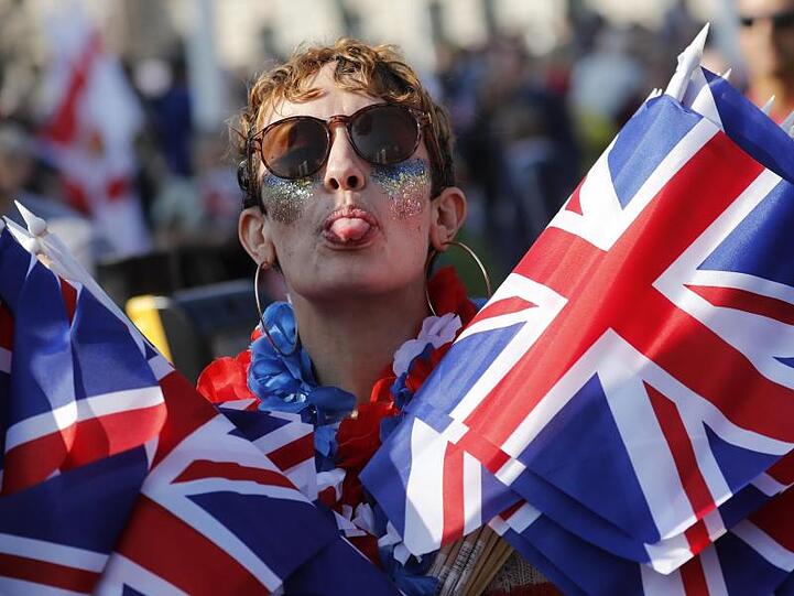 Eine Brexit-Anhängerin streckt dem Fotografen vor dem Parlament in Westminster die Zunge heraus. Laut FDP-Fraktionsvize Alexander Graf Lambsdorff hat London "mit Pleiten, Pannen und Politclowns den Europäern in den vergangenen Monaten den letzten Nerv geraubt".