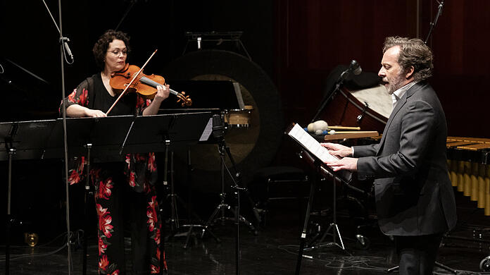 Die Bratschistin Tabea Zimmermann mit Christian Gerhaher bei der Aufführung von Wolfgang Rihms "Stabat Mater" im Prinzregententheater.