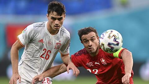 Der Spanier Pedri (l) im Zweikampf mit Xherdan Shaqiri.