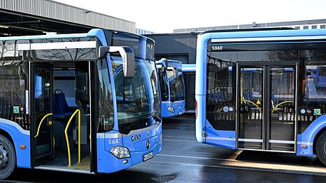 Im Tarifkonflikt im bayerischen Nahverkehr setzt die Gewerkschaft Verdi auf Warnstreiks. (Archivbild)