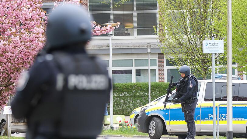 Einsatzkr&auml;fte der Polizei suchen am Krankenhaus in Pinneberg nach einer fl&uuml;chtigen Person.