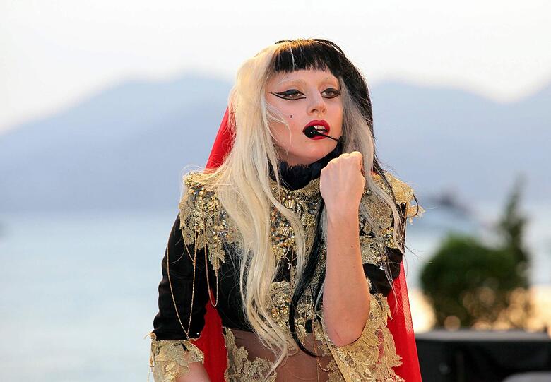Lady Gaga nutzte die Filmfestspiele in Cannes, um ihre neue Single "Judas" vorzustellen.