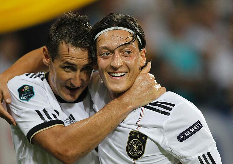 Jubel: Miroslav Klose und Mesut Özil feiern das 6:2 gegen Österreich, das zur EM-Teilnahme reicht.