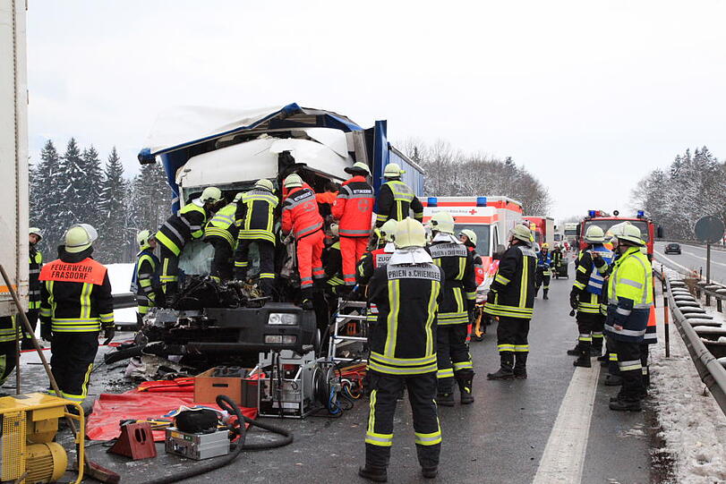 Schwerer Lkw-Unfall auf der A8 bei Frasdorf: Ein Lastwagen war in ein liegengebliebenes Fahrzeug gerast. Die Bilder.