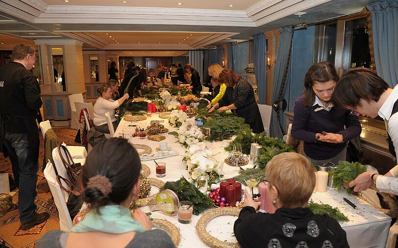 Advents-Action: Knapp 50 Gäste basteln und werkeln an der langen Tafel im Bayerischen Hof an ihren Kränzen.