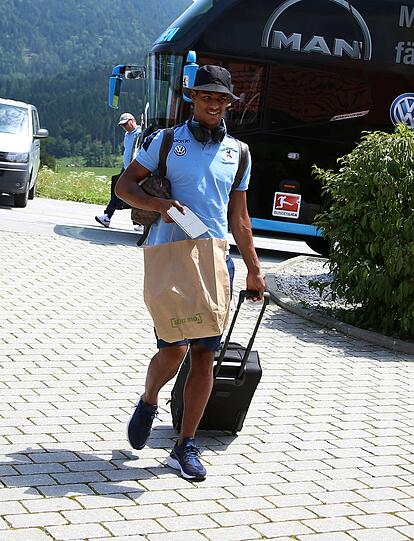 Löwen-Knipser Rubin Okotie bringt seine Sachen in Richtung Teamhotel.