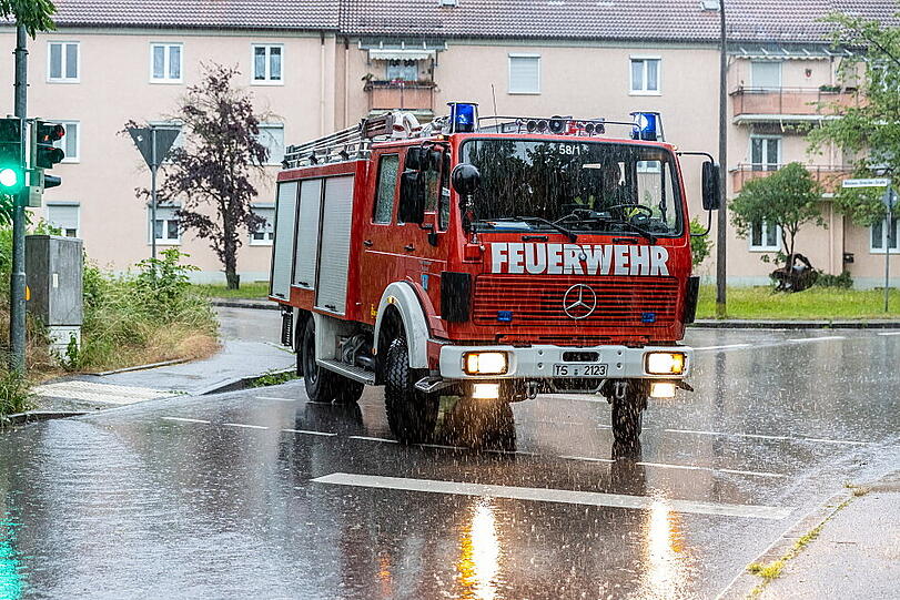 Weite Teile Bayerns wurden am Donnerstag von heftigen Gewittern heimgesucht - auch in Trostberg (Landkreis Traunstein) liefen Unterführungen voll.