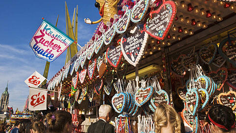 Ein Verkaufsstandl auf dem Oktoberfest. Gibt's heuer trotz Wiesn-Absage Zuckerwatte, Lebkuchenherzen und Co. zu kaufen? (Archivbild)
