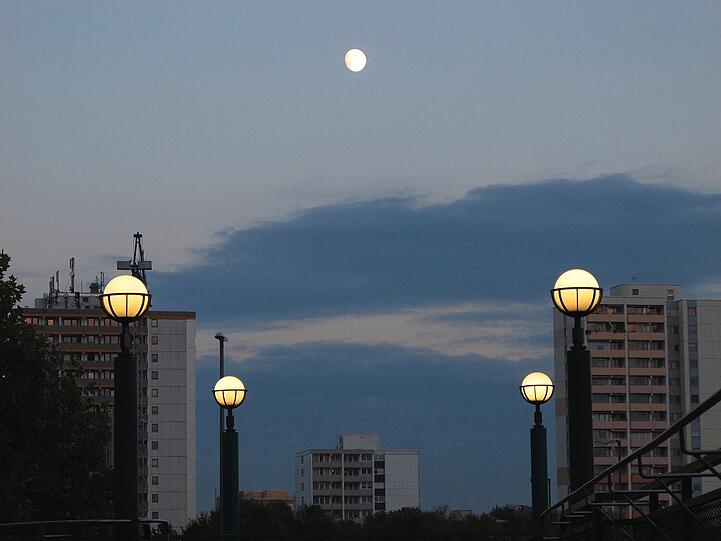Der Vollmond über Neuperlach - und andere Leuchtkörper.