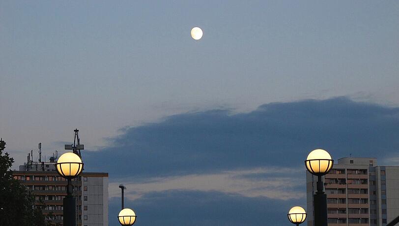 Der Vollmond über Neuperlach - und andere Leuchtkörper. Der Vollmond über Neuperlach - und andere Leuchtkörper.