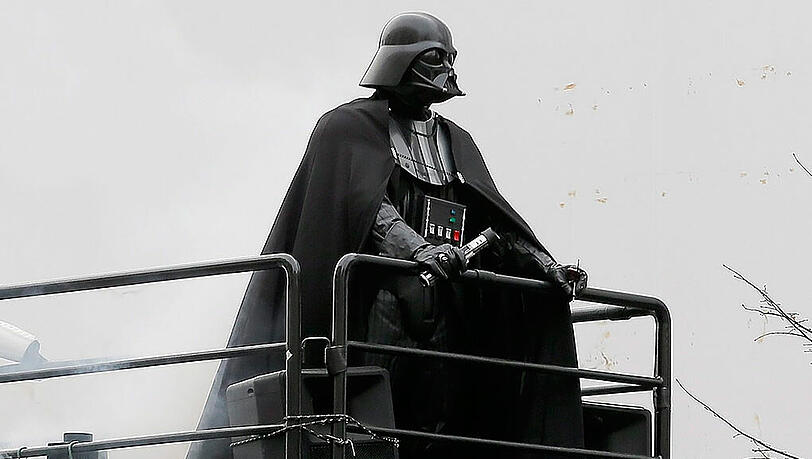 Reden mit der Stimme von Darth Vader: Mit der APp Daubsmash ist das ganz einfach. Mit dem Posten der Videos bei Facebook verstößt man aber eventuell egegen Das Urheberrecht. Reden mit der Stimme von Darth Vader: Mit der APp Daubsmash ist das ganz einfach. Mit dem Posten der Videos bei Facebook verstößt man aber eventuell egegen Das Urheberrecht.