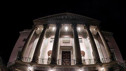 Die Staatsoper unter den Linden ist geschlossen und dennoch fast täglich geöffnet.