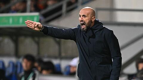 U21-Trainer Antonio Di Salvo beim Spiel gegen Japan an der Seitenlinie.