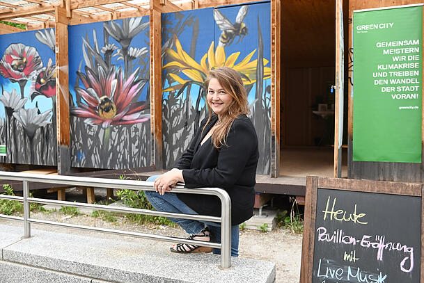 Die Künstlerin Cassie Tumlinson hat das Wandbild am Grünen Quirin zum Thema Artenvielfalt gestaltet. Die Künstlerin Cassie Tumlinson hat das Wandbild am Grünen Quirin zum Thema Artenvielfalt gestaltet.