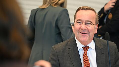 Der fröhliche Eindruck täuscht: In der SPD-Fraktionssitzung gab es von Verteidigungsminister Boris Pistorius sehr kritische Töne zum Wehrdienstvorschlag der Union.