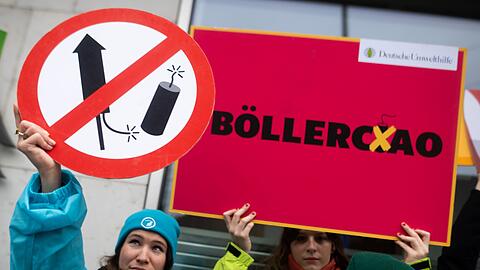 Organisationen wie die Deutsche Umwelthilfe und die Berliner Gewerkschaft der Polizei (GdP) fordern ein Böllerverbot für den Privatgebrauch. (Archivbild)