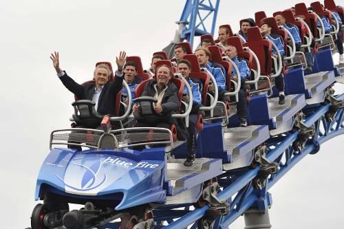 Lustige Achterbahnfahrt: Berti Vogts und seine Aserbaidschaner im Europapark Rust.