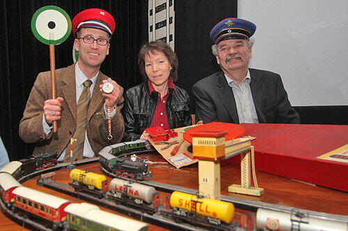 Spielen mit der Eisenbahn macht auch Museums-Boss Matthias Henkel, Kuratorin Marion Faber und Spielzeugmuseum-Chef Helmut Schwarz (v. l.) sichtlich Spaß.