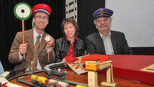 Spielen mit der Eisenbahn macht auch Museums-Boss Matthias Henkel, Kuratorin Marion Faber und Spielzeugmuseum-Chef Helmut Schwarz (v. l.) sichtlich Spaß.