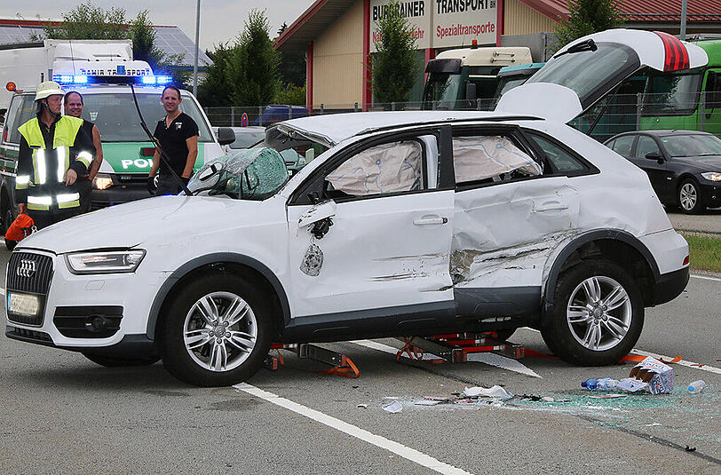 Schwerer Unfall in Thal bei Maitenbeth. Die Fahrzeuge sind komplett zerstört.