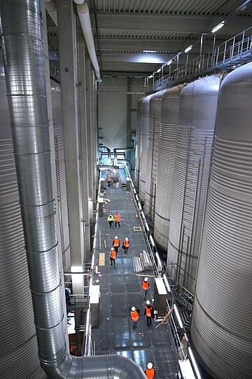 Münchens &bdquo;größter Kühlschrank&ldquo;: Die Biertanks in der neuen Paulaner Brauerei.