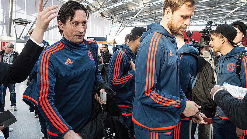 Leverkusens Trainer Roger Schmidt bei der Ankunft des Bayer-Trosses auf dem Flughafen im spanischen Castellon. Leverkusens Trainer Roger Schmidt bei der Ankunft des Bayer-Trosses auf dem Flughafen im spanischen Castellon.