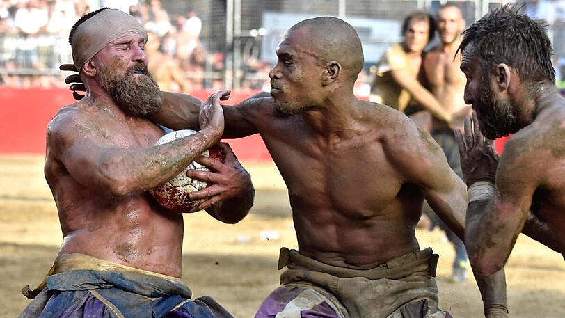 Der Spielball wird hier ganz schnell zur Nebensache - Schläge und Tritte sind hier ausdrücklich erlaubt. Die Biler vom Calcio Storico in Florenz.
