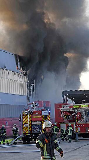 Brand in einem Recyclingbetrieb Feldkirchen: Das Feuer sorgte für eine Rauchwolke, die kilometerweit sichtbar war. Die Bilder vom Einsatz.