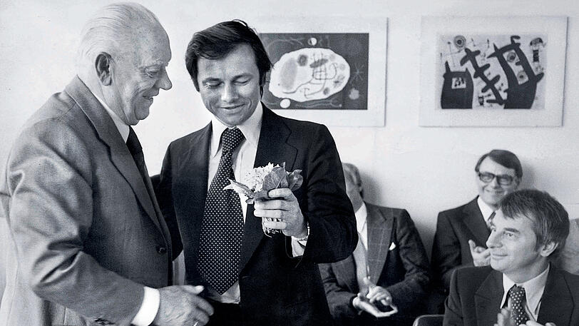 Bunter Start: Franz Burda (&dagger; 1986) übergibt die "Bunte"- Chefredaktion seinem jüngsten Sohn Hubert &ndash; und schenkt ihm 100 Schneeglöckchen, die er am Morgen selbst gepflückt hat.
