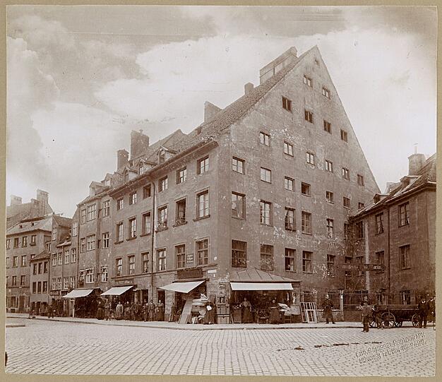 Und das ist des Hahnbaders Eckhaus 1894, der Vorgängerbau des Orag-Hauses.