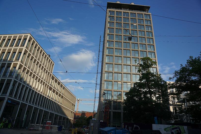Hoch hinauf geht's im Luxus-Haus "Seven" in der Müllerstraße auch mit den Preisen. Die Aktivisten machen zu Halloween dort Halt.