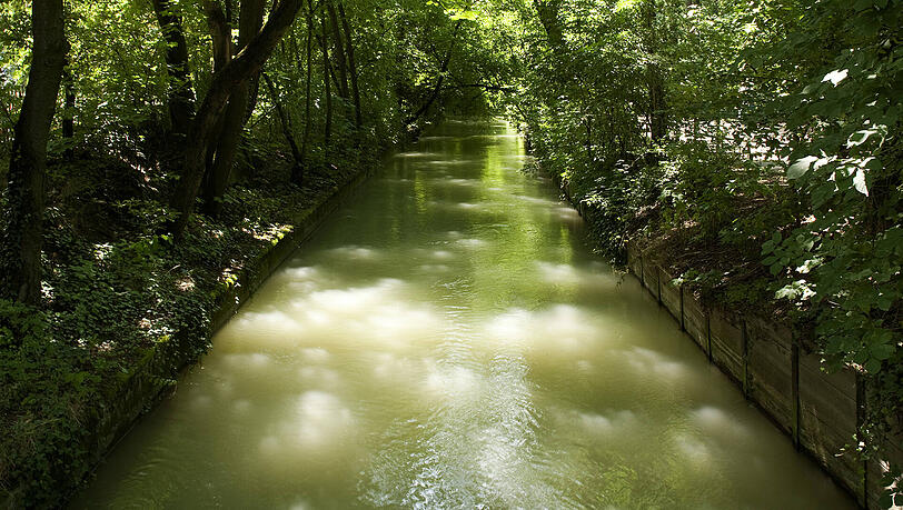 Warum die Frau und das Kind ins Wasser gestürzt sind, ist noch unklar. (Archivbild) Warum die Frau und das Kind ins Wasser gestürzt sind, ist noch unklar. (Archivbild)